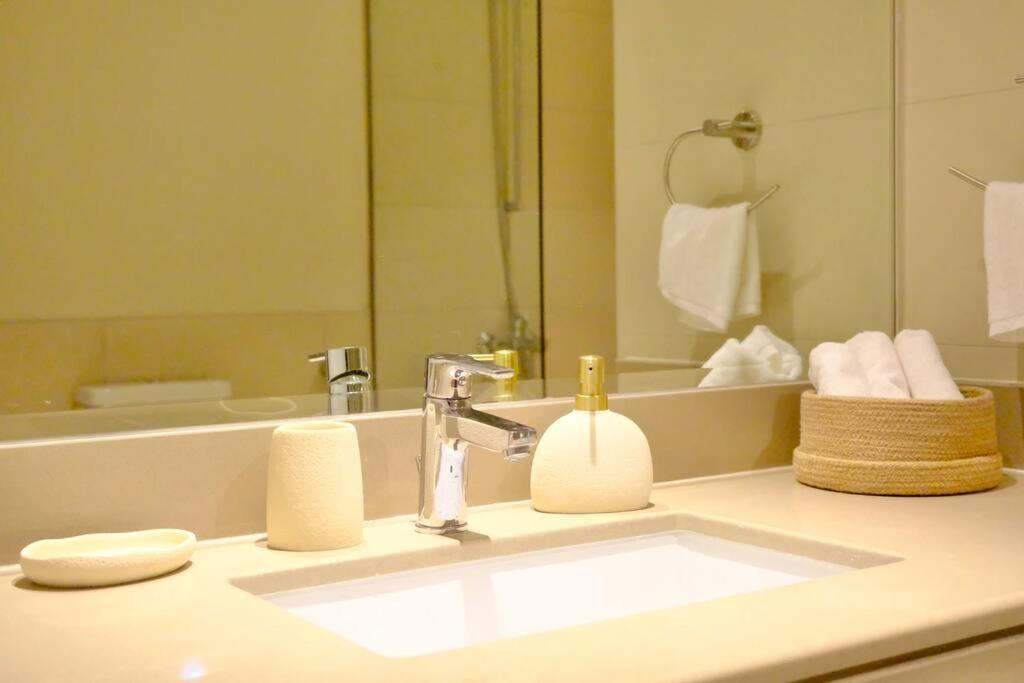 Classy 1br High Floor By Amenities & F1 شقة *